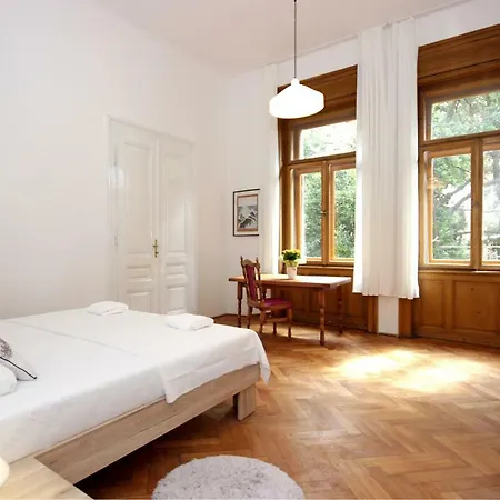 In The Center Of Old Town Apartman